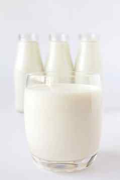 瓶牛奶玻璃牛奶白色背景