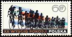 帖子邮票显示集团骑自行车的人