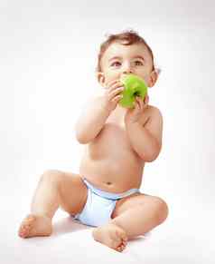 婴儿男孩吃苹果