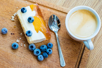美味的甜蜜的蛋糕蓝莓阳光明媚的甜点