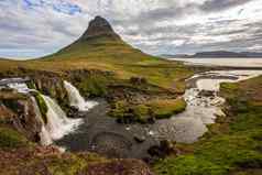 夏天多云的一天丘奇费尔火山海岸斯奈山半岛半岛田园场景柯克尤菲尔斯瀑布瀑布冰岛
