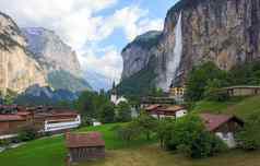 美丽的施陶巴赫瀑布瀑布流动风景如画的lauterbrunnen谷村伯尔尼广州瑞士欧洲