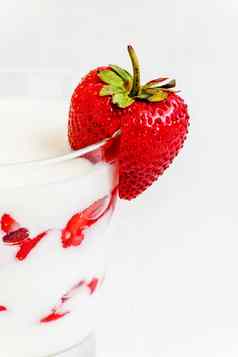 新鲜的草莓玻璃甜点酸奶草莓
