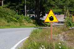 黄色的标志水壶茶壶一边路不寻常的路标志