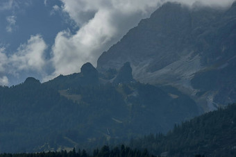 秋天的正在进行意大利美丽的白云石山帷幕d ampezzo白云石山脉阿尔卑斯山脉葡萄园意大利欧洲