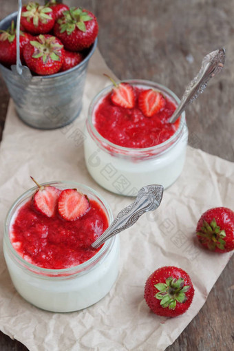 <strong>酸奶</strong>小时酱汁玻璃桶新鲜的strawberr