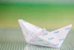 折纸船遵循梦想概念