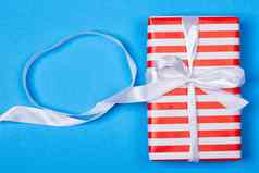 礼物红色的白色包装丝带