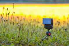 紧凑的数字相机三脚架草场草地