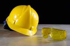 黄色的头盔安全护目镜工作手套工人