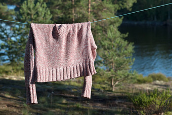 粉红色的针织毛衣干燥<strong>绳子</strong>森林树