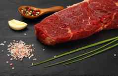 生牛肉牛排肉减少香料黑色的董事会