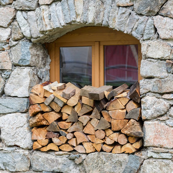 柴火原木桩堆放窗口