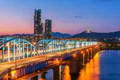 韩国首尔晚上南韩国城市天际线