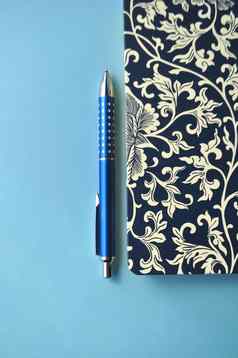 花笔记本蓝色的铅笔白色蓝色的背景复制空间