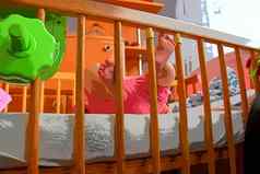婴儿婴儿脚坚持Rails婴儿床床美丽的背景卡横幅壁纸设计
