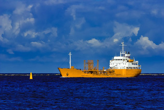 黄色的油<strong>轮船</strong>