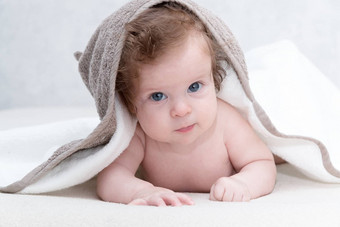 可爱的新生儿<strong>婴儿</strong>女孩美丽的蓝色的眼睛白色特里被单可爱的<strong>婴儿</strong>白色毯子毛巾快乐<strong>婴儿婴儿</strong>毛巾洗澡生活房间