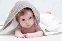可爱的新生儿婴儿女孩美丽的蓝色的眼睛白色特里被单可爱的婴儿白色毯子毛巾伤心婴儿女孩白色毛巾淋浴