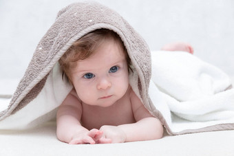 可爱的新生儿婴儿女孩美丽的蓝色的眼睛白色特里被单可爱的婴儿白色毯子毛巾伤心婴儿女孩白色毛巾淋浴