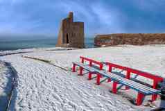冬天视图巴利巴宁城堡红色的长椅