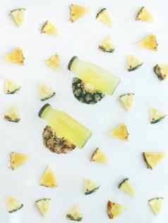 新鲜的冷菠萝喝三角一块pineapp