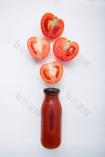 西红柿汁瓶新鲜的西红柿片白色木