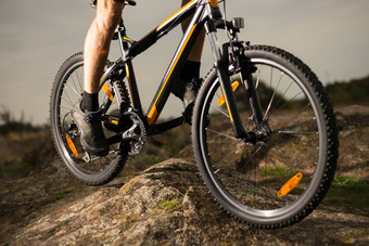 关闭照片骑自行车的人骑自行车岩石极端的体育运动复古骑自行车概念