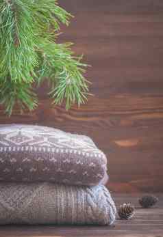桩米色针织冬天衣服木背景毛衣针织品