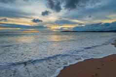 白色海泡沫视图设置太阳海滩