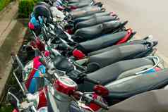 行轻便摩托车停人行道上泰国