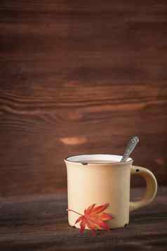 古董杯咖啡枫木叶木背景