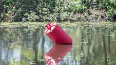 红色的浮标大池塘