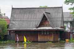 淹没了柚木房子曼谷泰国