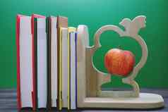 学校书桌子上设备书签苹果