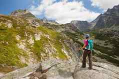 徒步旅行女人欣赏美岩石塔特拉山山