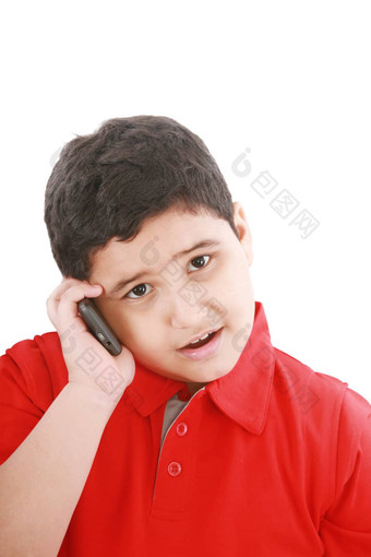 年轻的男孩会说话的细胞电话孤立的白色背景
