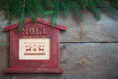 诺埃尔房子形状的框架分支机构圣诞树木背景
