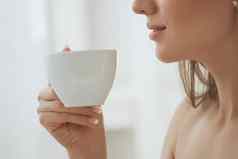 咖啡美丽的女孩喝茶咖啡杯热饮料