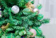 一年松柏科的树装饰圣诞节点缀球