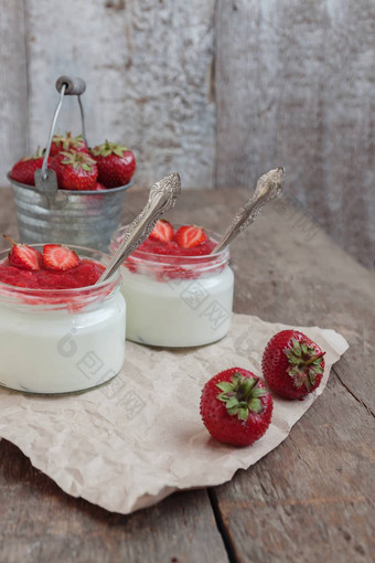 酸奶小时酱汁玻璃桶新鲜的strawberrie