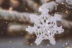 圣诞节白色古董钩针编织的雪花分支机构雪树