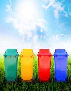 色彩斑斓的回收垃圾箱自然