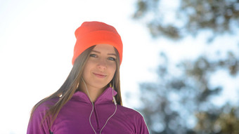 年轻的女人跑步者微笑美丽的冬天森林阳光明媚的冷淡的一天活跃的生活方式体育运动概念