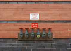 消防泵测试头红色的砖墙