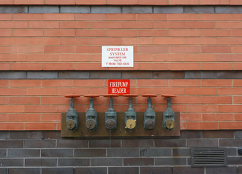 消防泵测试头红色的砖墙