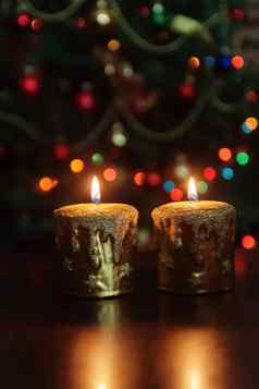 圣诞节蜡烛前面圣诞节树闪闪发光的光