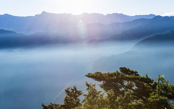 朦胧的蓝色的山竹山台湾