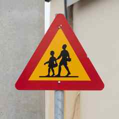 警告标志孩子们穿越街学校