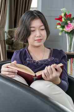 年轻的亚洲女人短头发读书生活房间